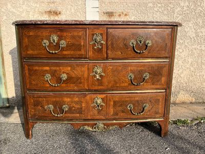 Commode de style Régence en marqueterie de placage et orneme… - Photo 1