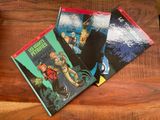 deux livres posés l'un à côté de l'autre sur une table en bois