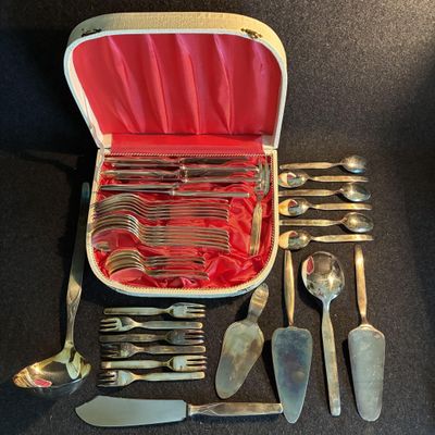 un coffret contenant de l'argenterie sur une table
