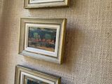 trois tableaux encadrés accrochés au mur d'une pièce