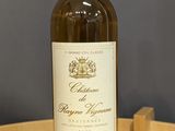 une bouteille de vin posée sur une table en bois