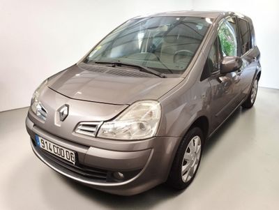 une voiture grise garée dans une pièce blanche au sol blanc