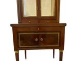 un meuble en bois surmonté d'une porte en verre