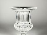 un vase en verre posé sur une table