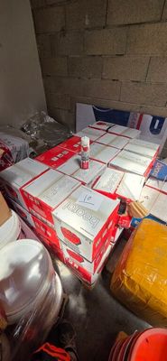 de nombreuses boîtes de nourriture posées sur une table dans une pièce