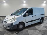 la camionnette blanche est garée sur un sol carrelé en damier