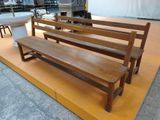 un banc en bois posé sur une estrade dans une pièce