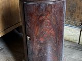 une armoire en bois avec un plateau en marbre, posée sur un parquet
