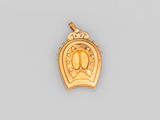 un pendentif en or surmonté d'une couronne