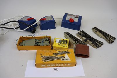 une boîte de rails de train et une boîte de piles