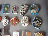 a lot of pins that are laying on a table