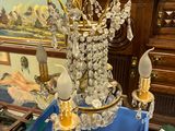 une table avec une lampe et quelques photos accrochées au mur