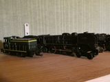 un petit train posé sur une table