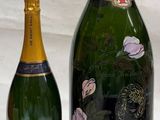 Deux bouteilles de champagne sont posées l'une à côté de l'autre sur une table.