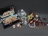 un assortiment de bijoux variés, comprenant notamment des colliers, des bracelets et des broches
