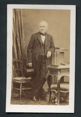 une vieille photo d'un homme en costume-cravate