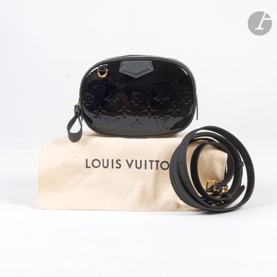 sac Louis Vuitton noir avec une bandoulière en cuir noir et des finitions dorées