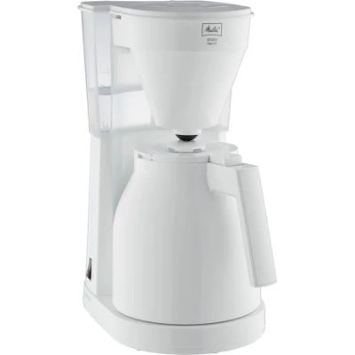 une cafetière blanche posée sur un plan de travail blanc