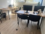 un bureau sur lequel sont posés deux écrans et un ordinateur portable
