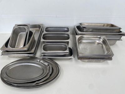 many metal pans that are sitting on a table
