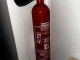 un extincteur rouge dans un coin de la pièce