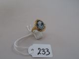 une bague sur laquelle figure le portrait d'une femme, avec une étiquette de prix