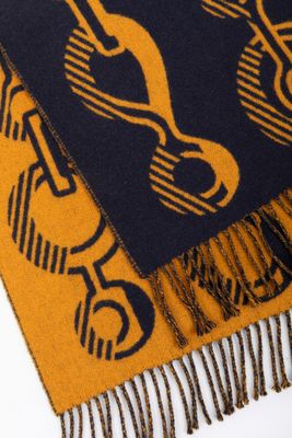 écharpe jaune et noire ornée d'un motif représentant une guitare