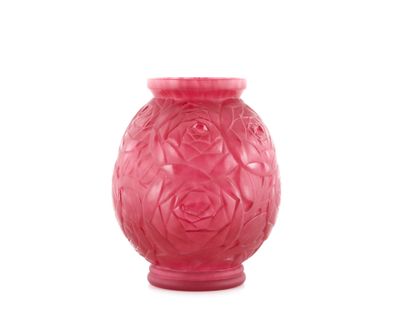 un vase rose posé sur une surface blanche