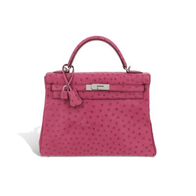 un sac à main en cuir d'autruche rose sur fond blanc