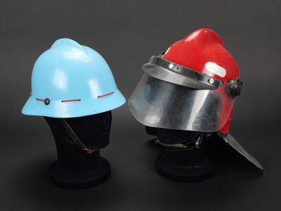 deux casques posés sur des têtes de mannequins, sur fond noir
