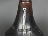 un vase noir orné d'un motif argenté
