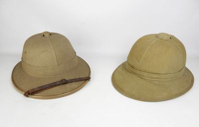 deux chapeaux sont posés côte à côte sur une surface blanche