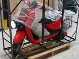 un scooter rouge posé sur une palette
