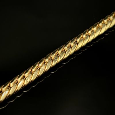 gros plan d'une chaîne en or sur fond noir
