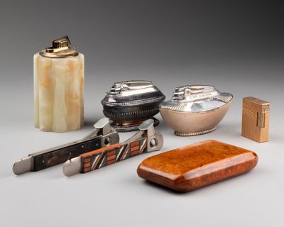 plusieurs types d'objets en argent, notamment un briquet, un étui à briquet et un briquet