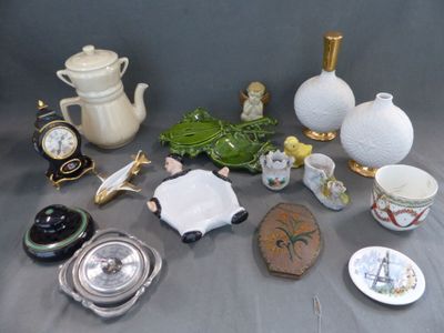 un grand nombre d'objets différents posés sur une table