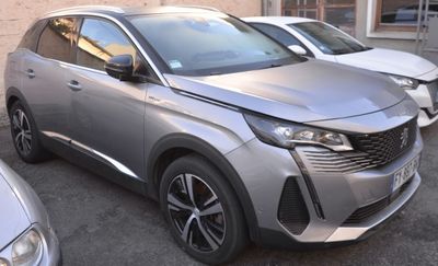 une voiture argentée garée dans un parking à côté d'autres voitures
