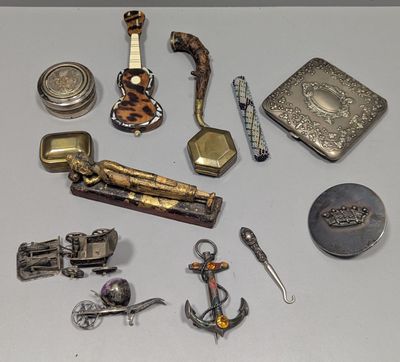 un grand nombre d'objets posés sur une table