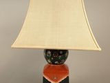 une lampe posée sur une table