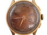 gros plan d'une montre sur fond blanc