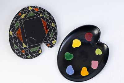 ELCHINGER Suite de deux assiettes palettes en céramique émai…