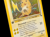 une carte Pokémon jaune sur laquelle figure l'image d'un Pikachu