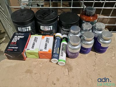 de nombreux pots de peinture posés sur une table