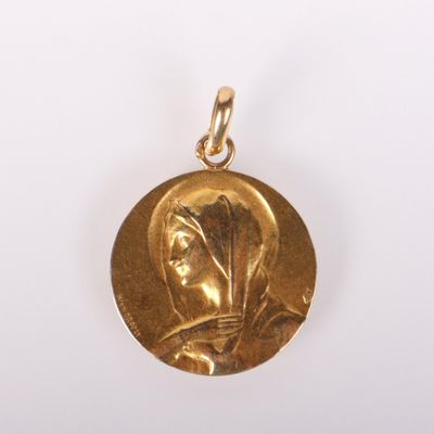 gros plan d'une médaille d'or sur fond blanc