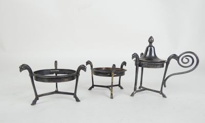 trois pièces en fer noir, composées d'une tasse et d'une soucoupe