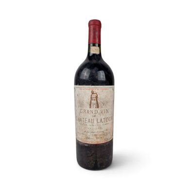 une bouteille de vin posée sur une table
