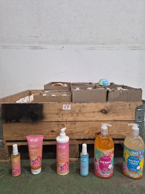 de nombreux types de produits d'entretien dans une caisse en bois