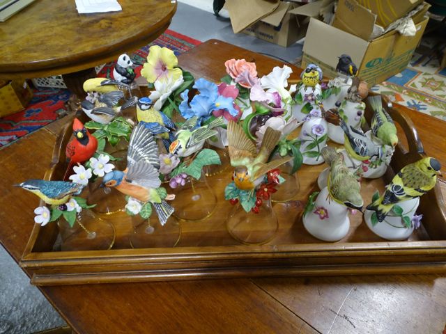 Un ensemble de cloches de table à sujets animaliers ou floral en ...