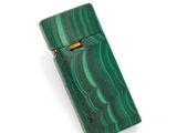 une image représentant un briquet vert posé sur une surface blanche