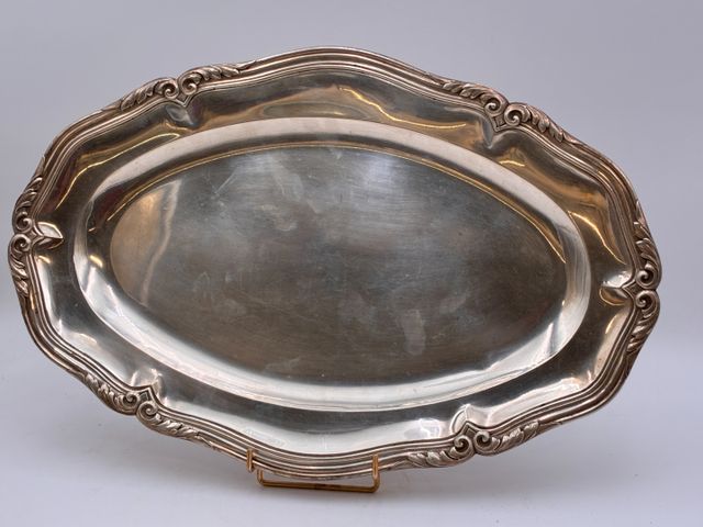 Argent Minerve : plat ovale chantourné, à décor de végétaux, PB :...